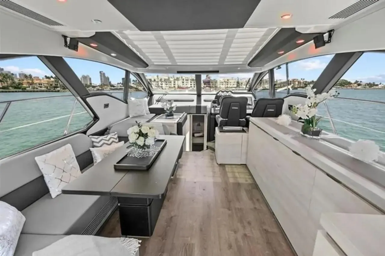 2015 Azimut 55S — salon