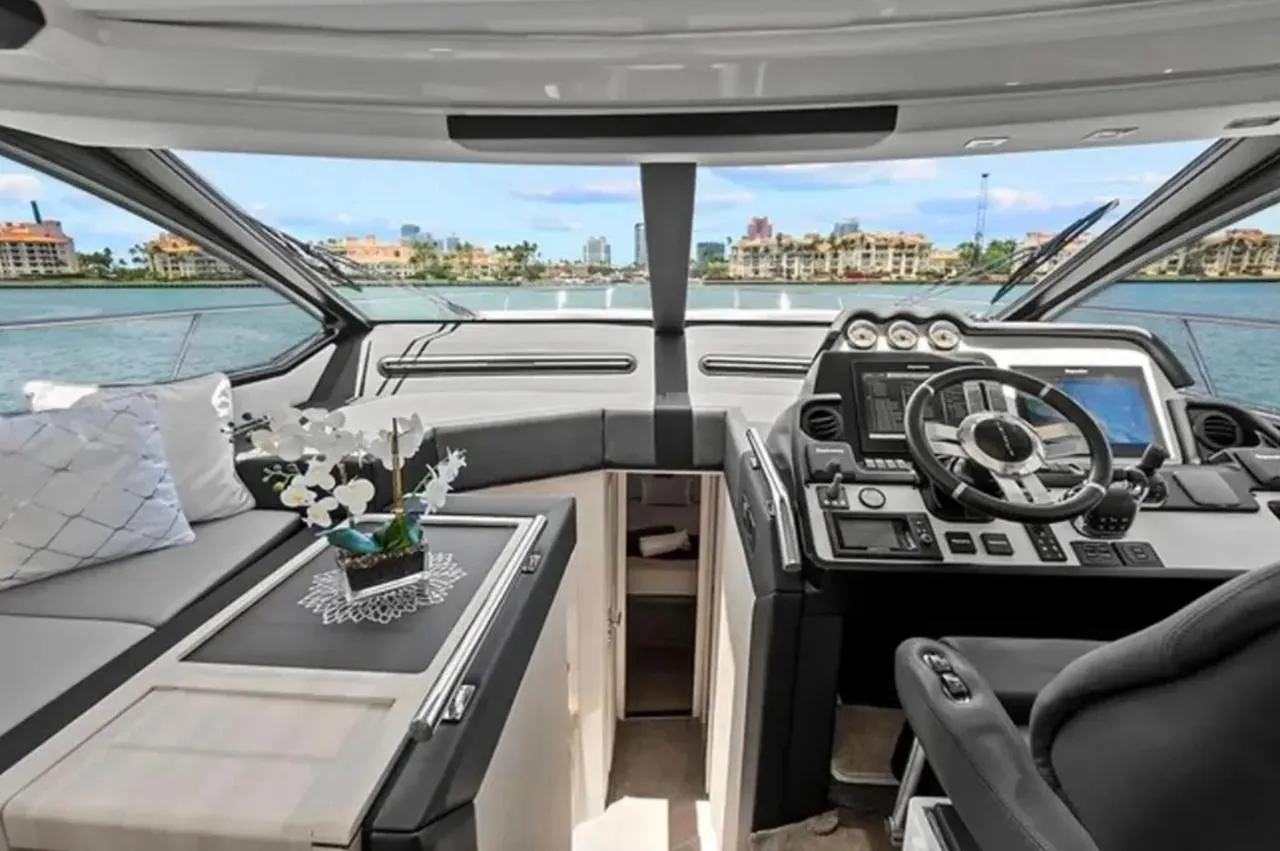2015 Azimut 55S — helm