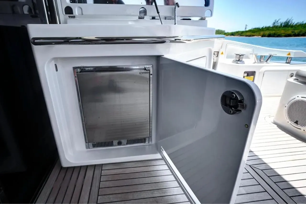 2015 Azimut 55S — aft cabinet with refrigerator