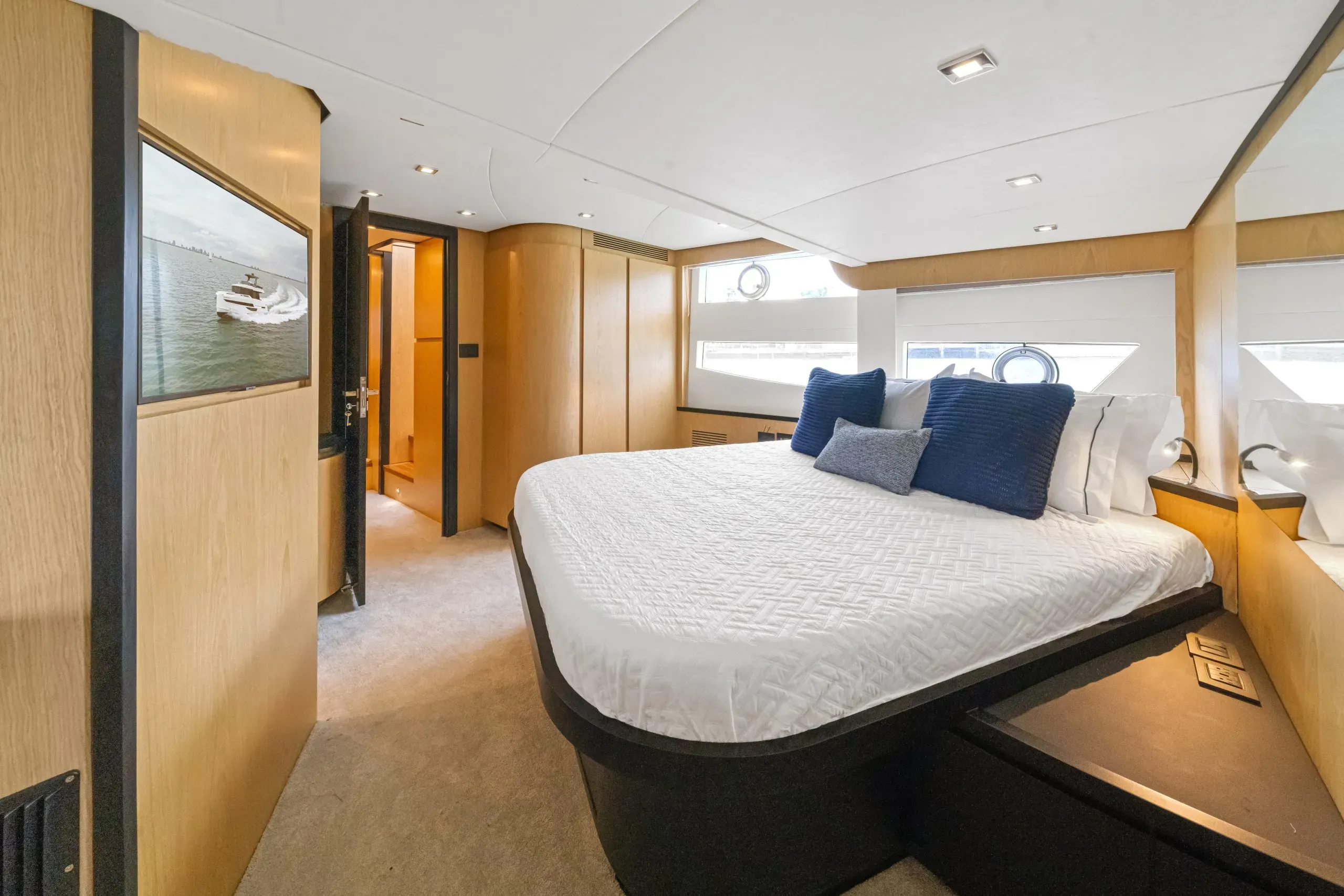 OKEAN 52 — master cabin